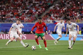 开云体育-表现优异引发热议！，C罗在湖人比赛中大比分获胜引发球迷热议的简单介绍